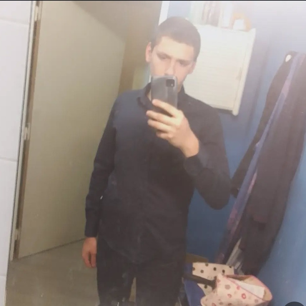 Profil de Denys, 19 ans, rencontre mature à Fenin