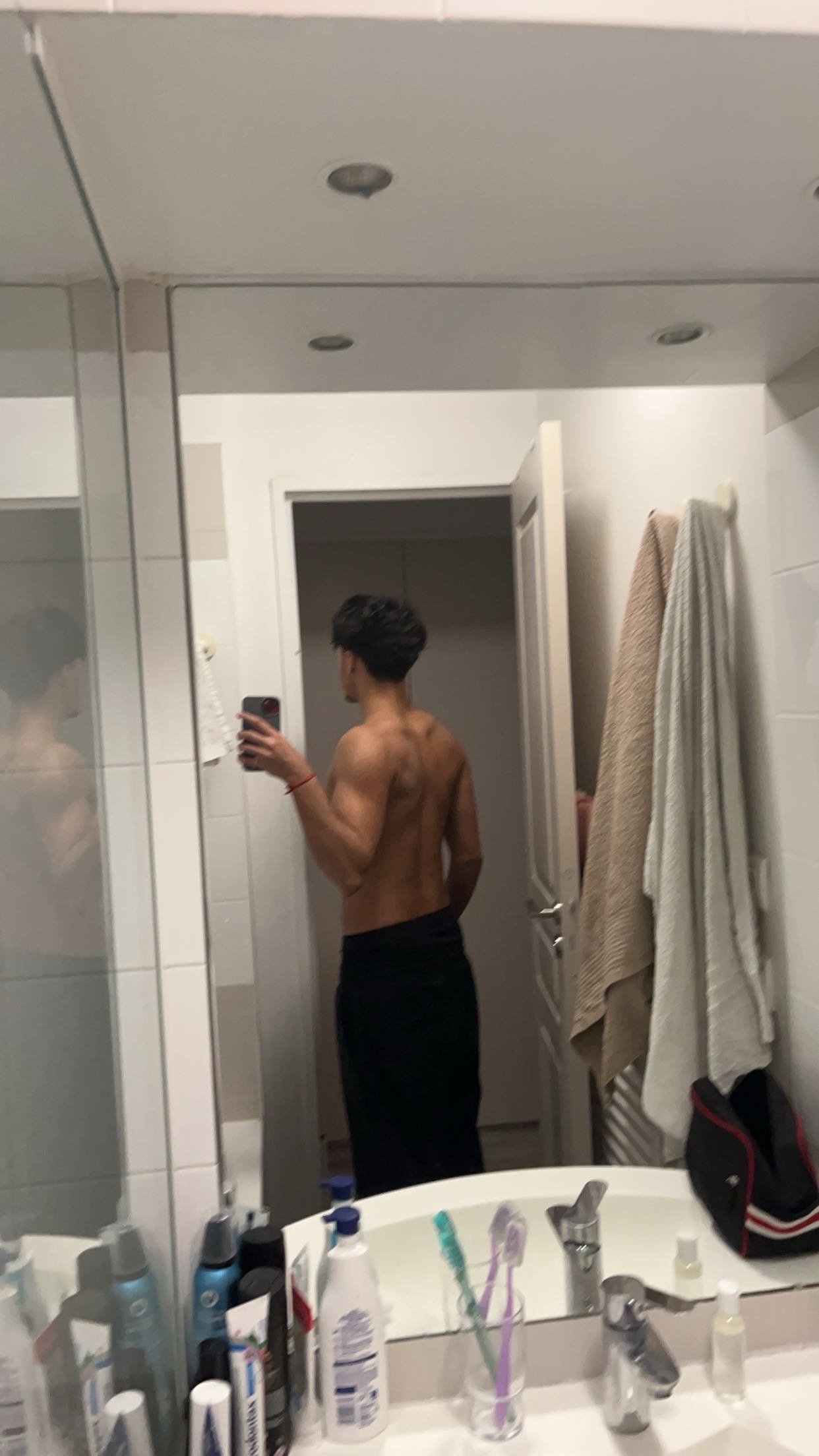 Profil de Abdelhak, 19 ans, rencontre mature à Rossens VD