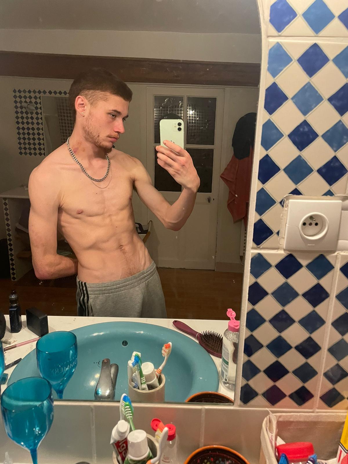 Profil de Lange, 21 ans, rencontre mature à Sévery