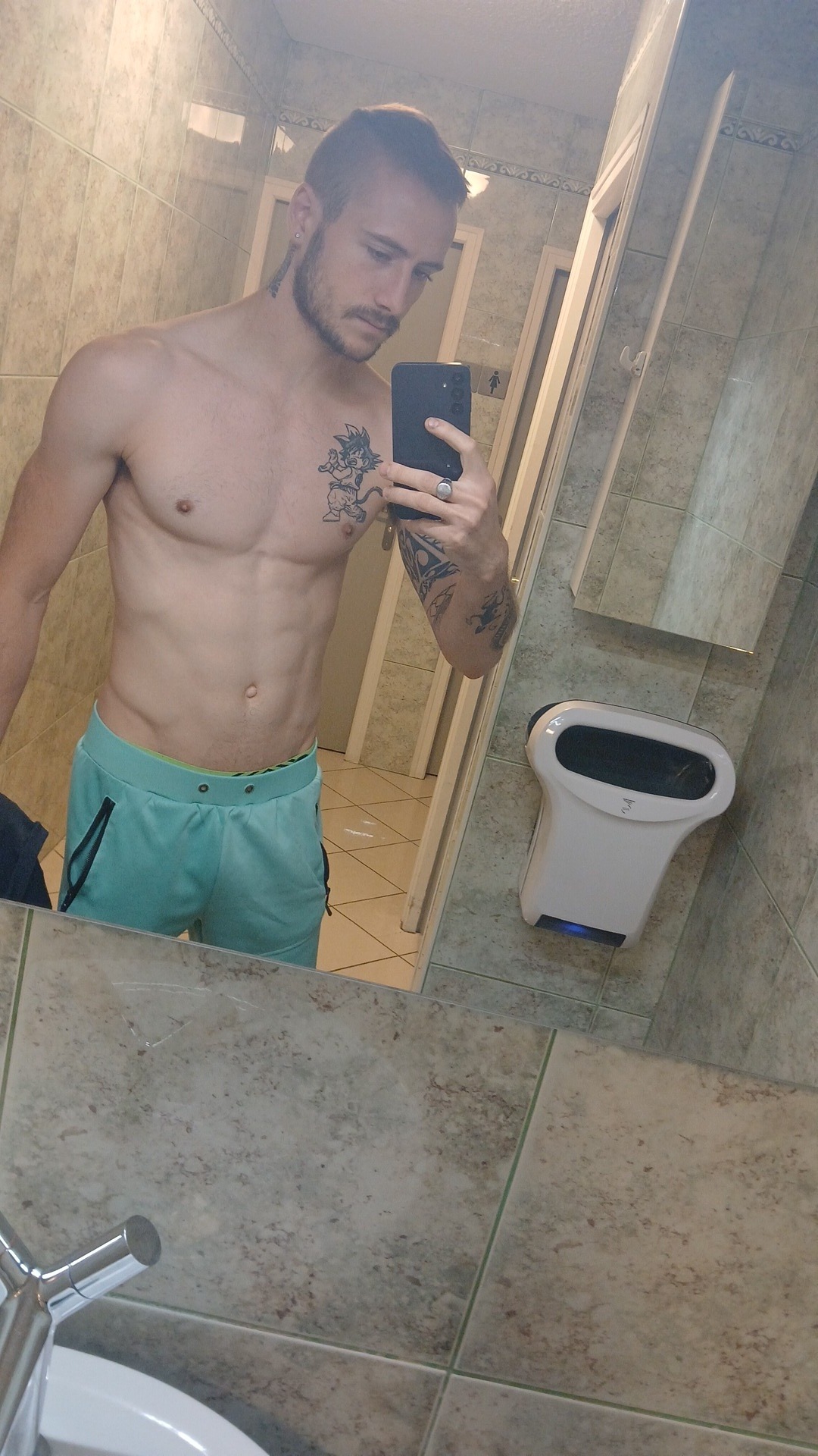 Profil de Ayyub, 26 ans, rencontre mature à Bisisthal